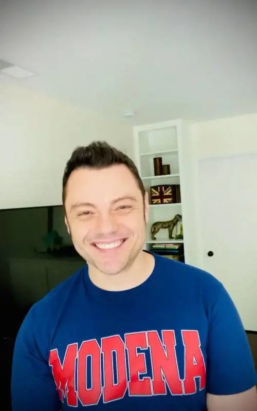 Dopo la morte del cane Tiziano Ferro adotta Jake: "Me lo ha detto Beau"