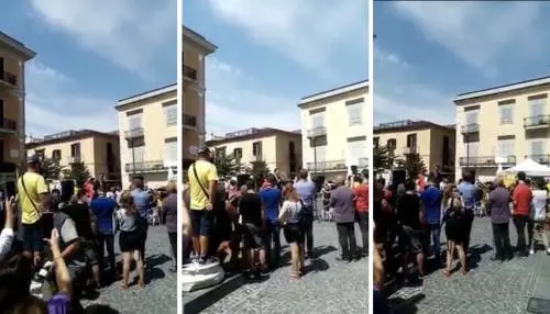 Luigi Di Maio parla nella sua città ma la piazza è deserta