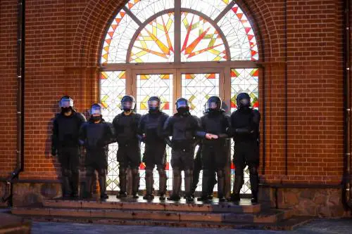 Bielorussia, ora l'esercito blocca l'arcivescovo al confine
