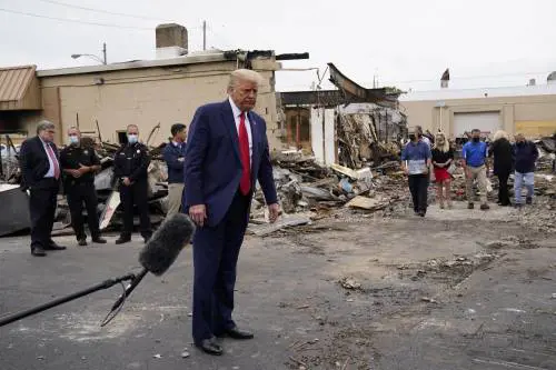 Trump attacca il sindaco di Kenosha e difende la polizia: "Sta con gli anarchici, è stupido"