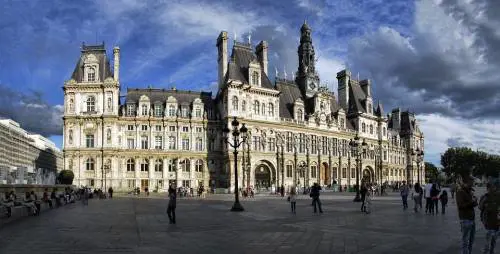 Parigi, la provocazione dei migranti: campo profughi davanti al municipio