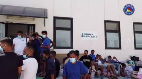 "Un pavimento di esseri umani": così è ridotto l'hotspot di Lampedusa