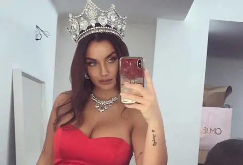 La Lamborghini senza mascherina in giro. Lei sbotta: "Siete un covo di serpi"