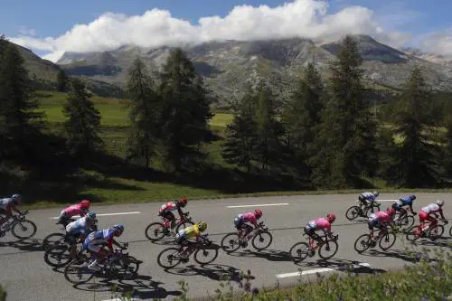 Alaphilippe, borraccia fatale. Maglia gialla ad Adam Yates