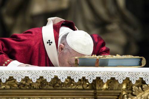 La mossa che scuote la Chiesa: ecco chi detta la linea al Papa