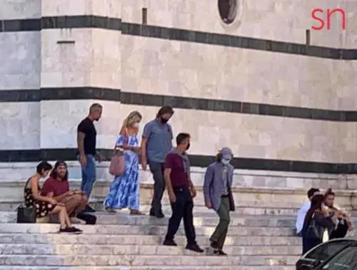"Si deve togliere il cappellino". E la sorvegliante riconosce Mick Jagger in visita al Duomo di Siena