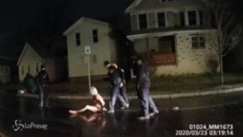 Nuovo video choc in Usa: muore nero incappucciato dalla polizia
