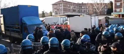 Picchiare i poliziotti si può in nome dell'"antifascismo"