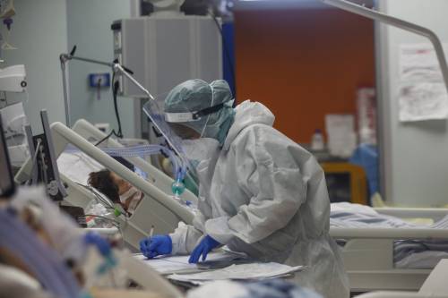 "Entro fine mese 600 in rianimazione". Fontana  riapre l'ospedale in Fiera
