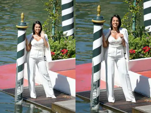La gaffe di Georgina Rodriguez. A Venezia sfila con il cartellino attaccato all'abito