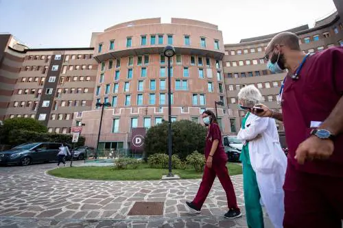 Il San Raffaele cura a domicilio e la sinistra si indigna