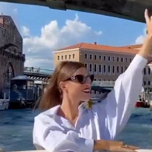 La gaffe (imbarazzante) a Venezia di Natalia Paragoni. Saluta i fan ma non c’è nessuno
