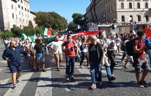 Non solo propaganda contro il green pass. Gran bazar di oggetti negazionisti su Telegram