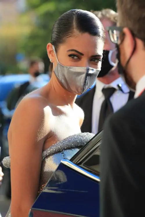 Poca mondanità ma tanta commedia