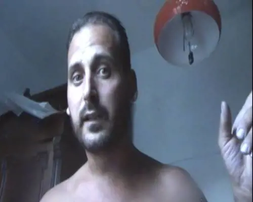 "In Romania ragazze...". Ecco chi è il candidato che fa impazzire i social