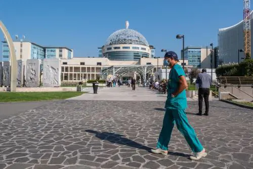 Il San Raffaele contro la Lucarelli: "Dai noi un percorso clinico-diagnostico specifico per i pazienti Covid"