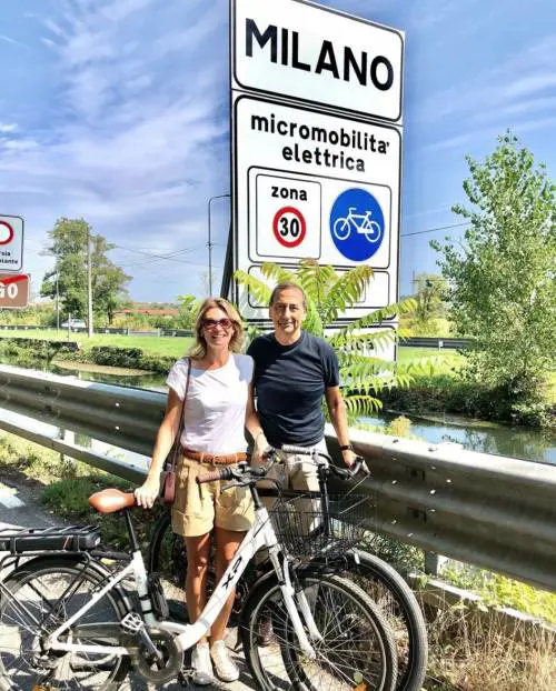 Beppe pedala e "sfiora" la protesta