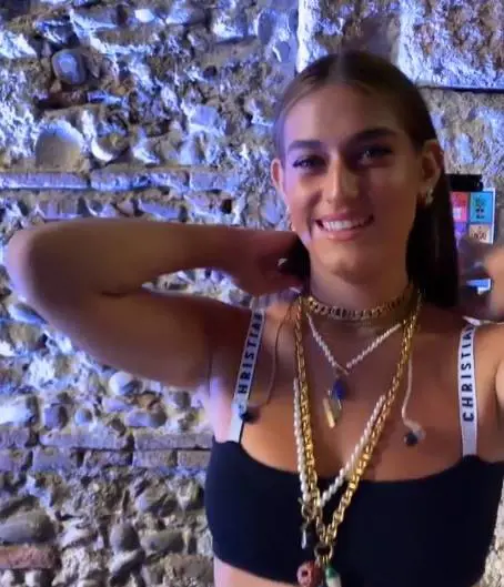 Incidente hot per Gaia Gozzi: il top è troppo corto (e spunta il seno)