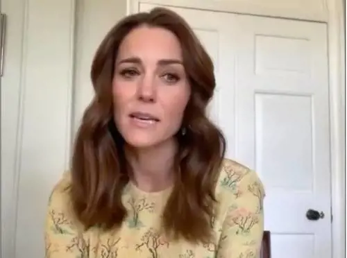 Ora spunta la verità: "Ecco perché Kate Middleton porta la borsetta in quel modo"