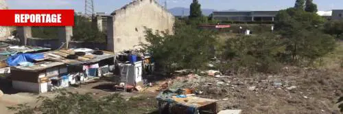 Quel rudere trasformato in campo rom: "Dateci soldi per tornare in Romania"