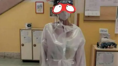 Il ritorno a scuola nel caos: maestre vestite da "aliene"