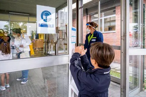 Scuola, kit pungidito per 6mila e unità mobile per i "sospetti"