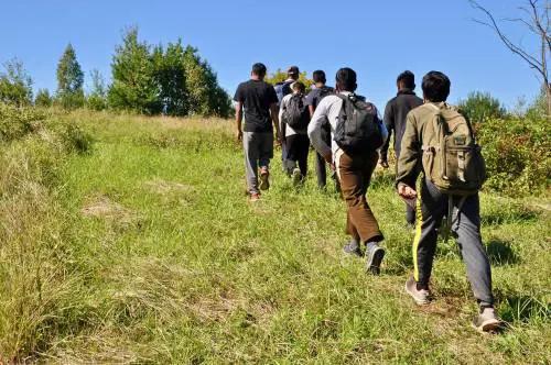 Fototrappole nei boschi, la mossa anti-clandestini al confine con l'Italia 