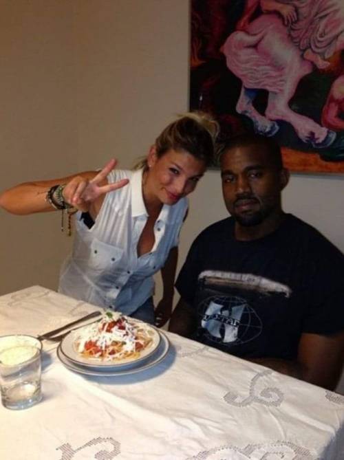 "Emma offre la cena a un uomo nero". La Marrone sbotta: "È Kanye West"