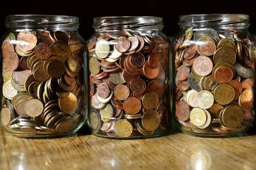 Nuovo crollo dei consumi a luglio (-7%). E Fitch taglia le stime sul Pil a -10%