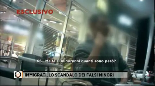 Quei finti minori tra i migranti: ecco come ci prendono in giro