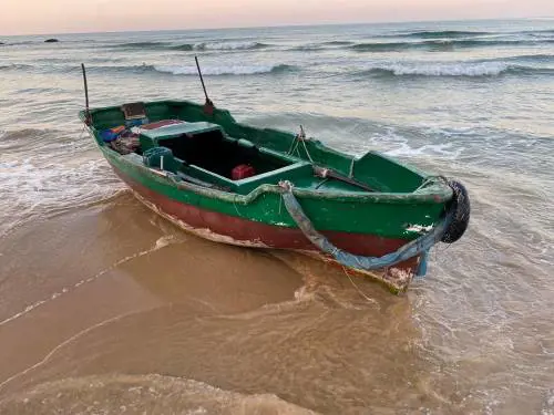 Il Viminale svuota Lampedusa? Inutile: non ferma l'invasione