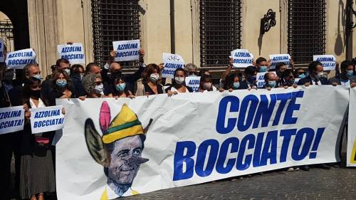Sit-in della Lega a Palazzo Chigi: "Azzolina bocciata"