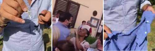 Salvini aggredito al comizio: gli strappano camicia e rosario