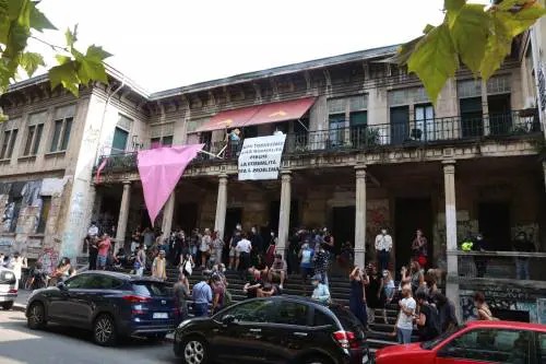 La Lega vuol sgomberare la palazzina di Macao. Insulti dagli occupanti