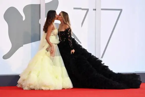Venezia si infiamma con il bacio saffico tra Mila Suarez e Elisa De Panicis