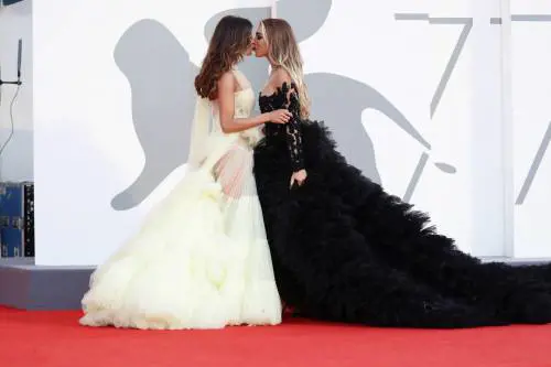 "Ma quanto siete volgari", "Schifo". Bufera a Venezia per questo gesto
