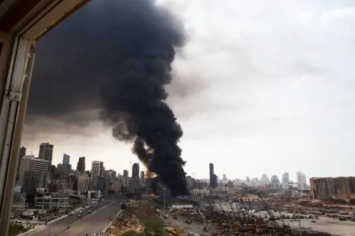 Nuovo incendio nel porto di Beirut. Evacuata l'area: "Situazione difficile"