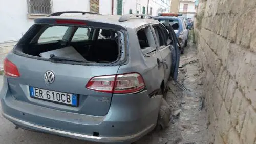 Assalto ai poliziotti nella notte: bomba contro il commissariato