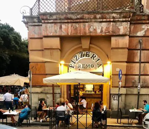 Ai ristoranti norme contro gli scippi: legano le borse dei clienti