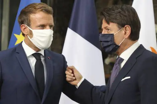 Ecco cosa si "inventa" Macron: ​la Francia ci scarica i migranti