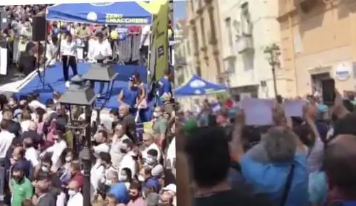 Il bavaglio d'odio rosso su Salvini: "Chi minaccia e insulta è un incivile"