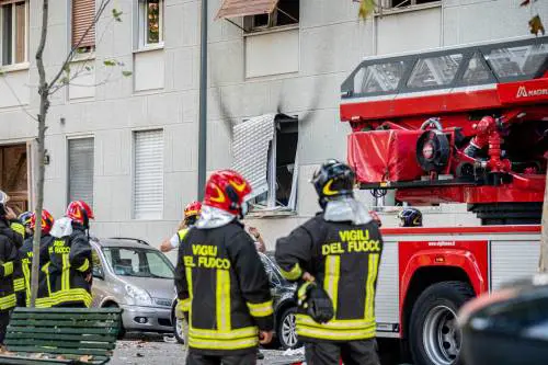 Milano, violenta esplosione in un condominio in piazzale Libia