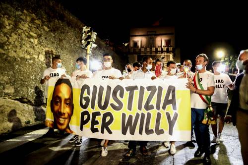 Palloncini e magliette per Willy: "Una morte barbara e ingiusta"