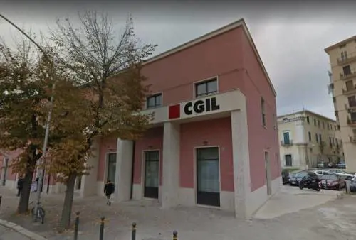 Chiede allo straniero di indossare mascherina, donna pestata a sangue
