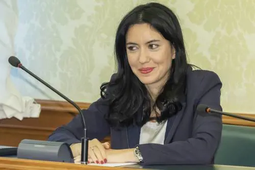 Tutti contro la Azzolina. Anche il Pd vuol rinviare il concorsone dei prof