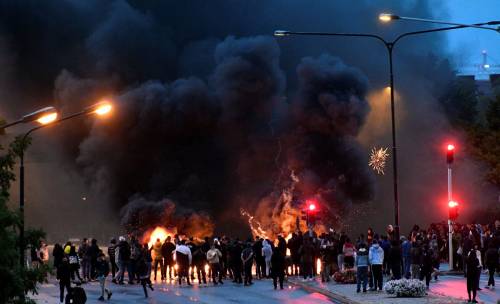 La Svezia brucia, i musulmani: "Adesso cambiate costituzione"
