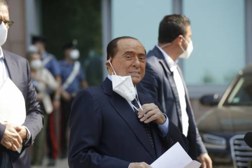 Gli 84 anni di Berlusconi tra Covid, lavoro, regali. E sorride: è negativo
