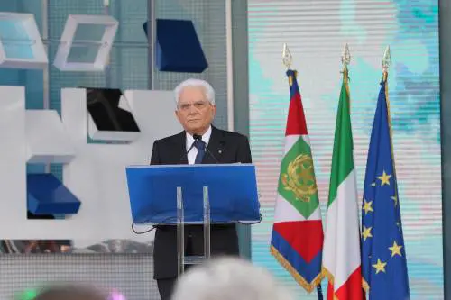 Il richiamo di Mattarella sui ritardi della scuola. La Azzolina in lacrime