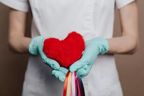 Saluto Al cuore? Bastava un "ciao"