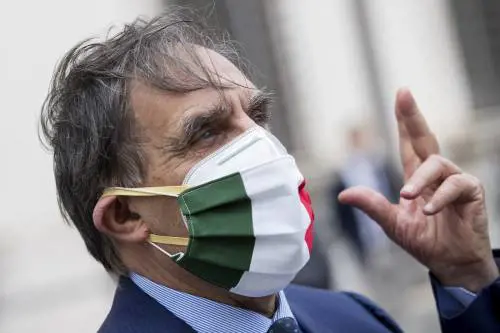 "No al saluto col gomito". La Russa contro l'Oms: "Va bene mano al cuore"